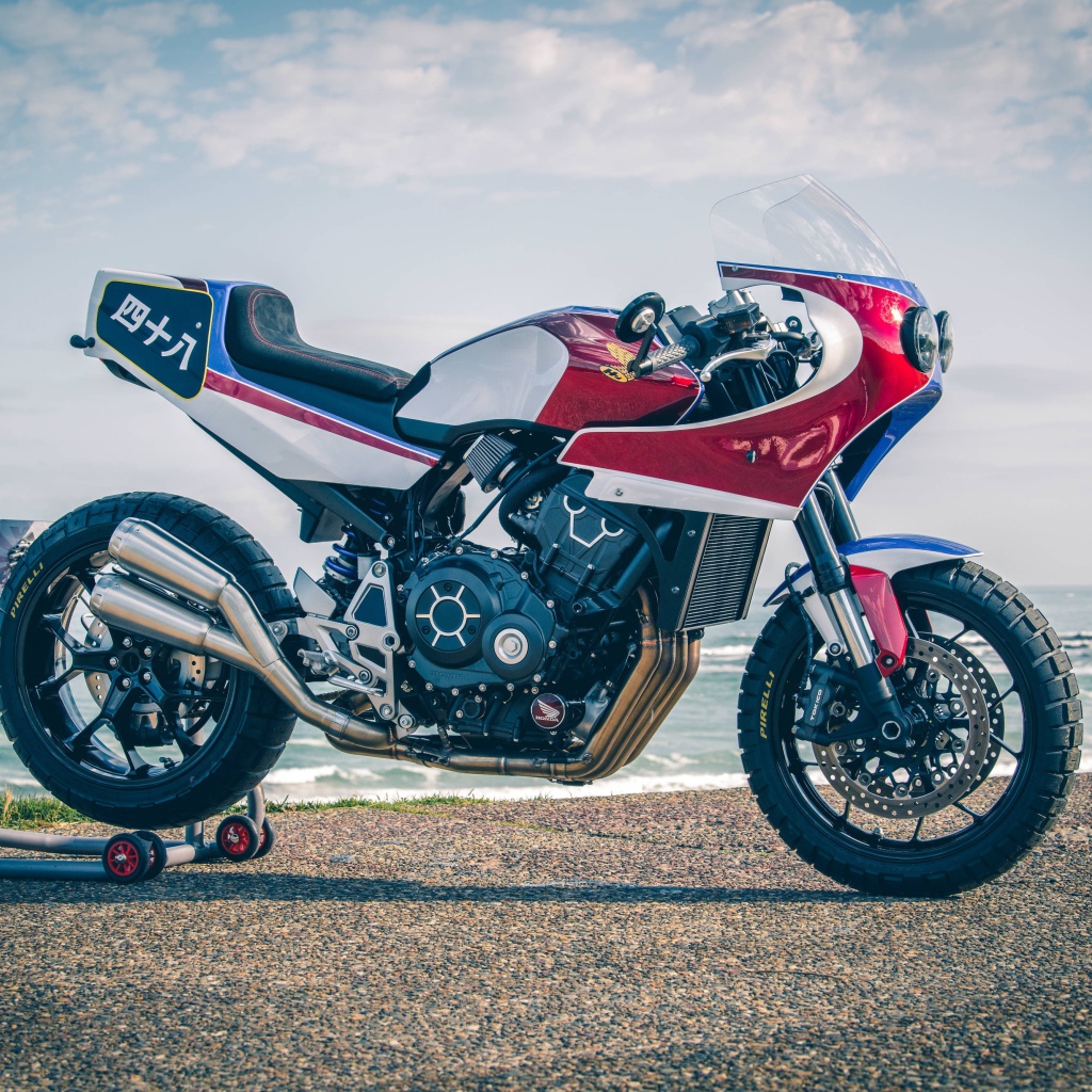 Большой мотоцикл Honda CB1000R Dirt Endurance 2019 года у воды