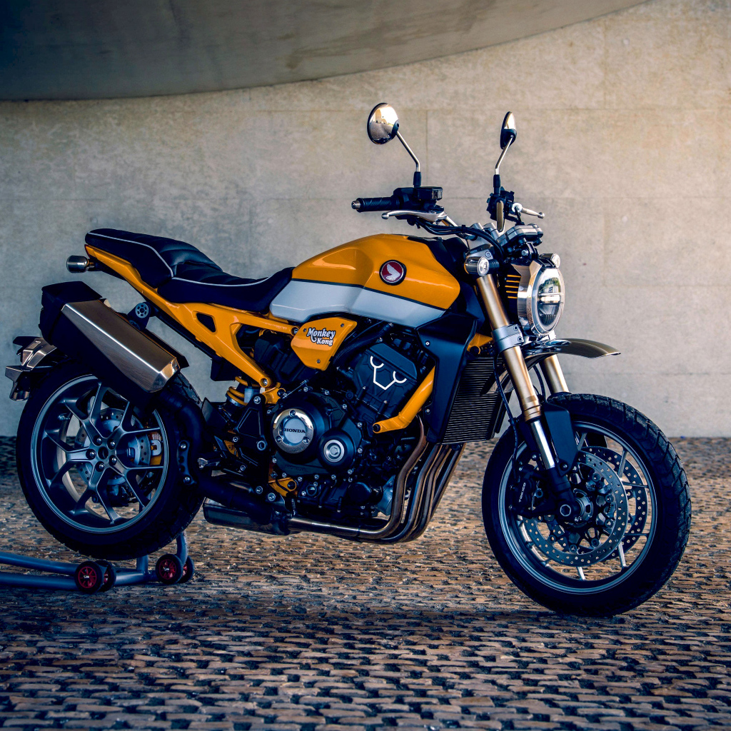 Мотоцикл Honda CB1000R Monkey Kong 2019 года у стены