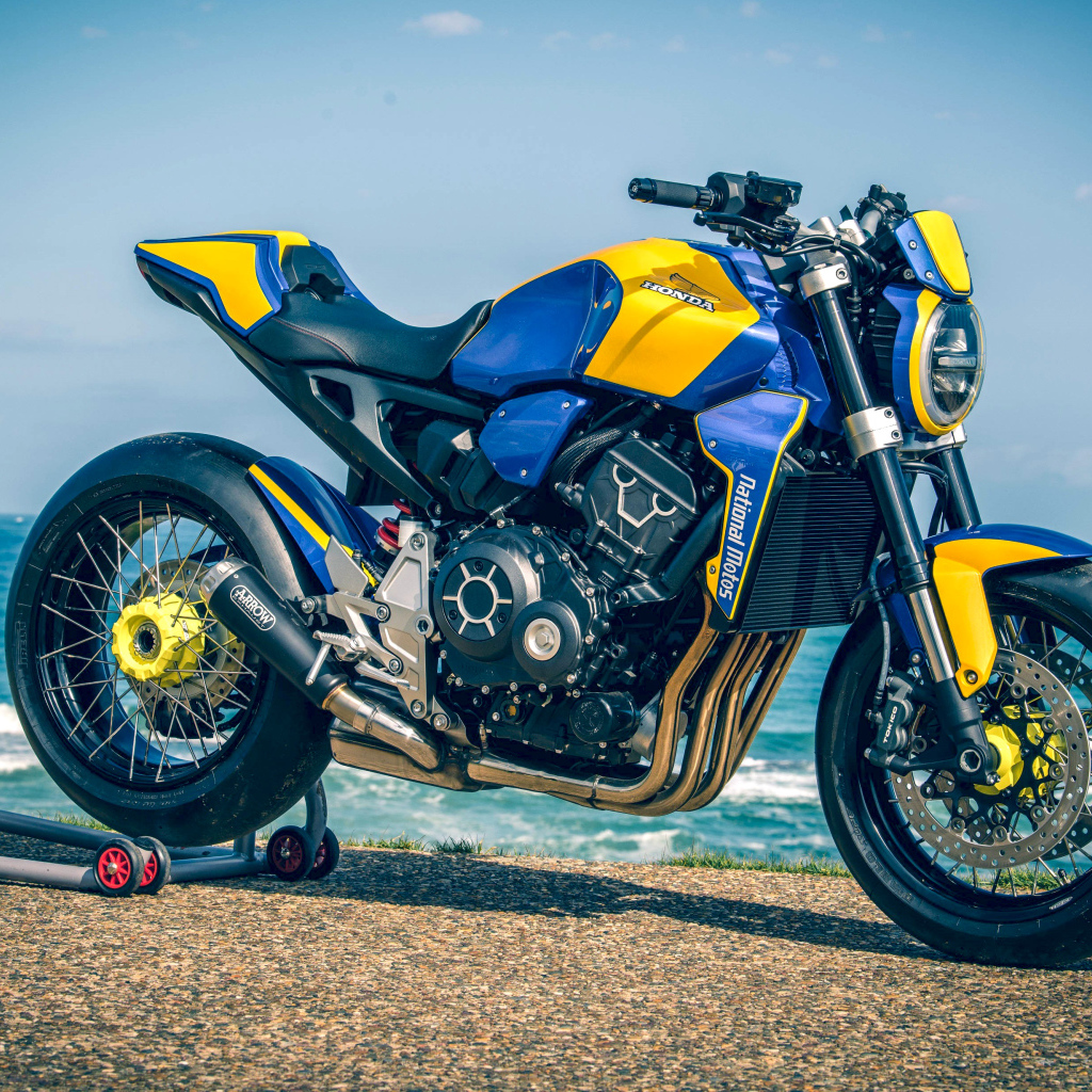 Мотоцикл Honda CB1000R  2019 года у океана