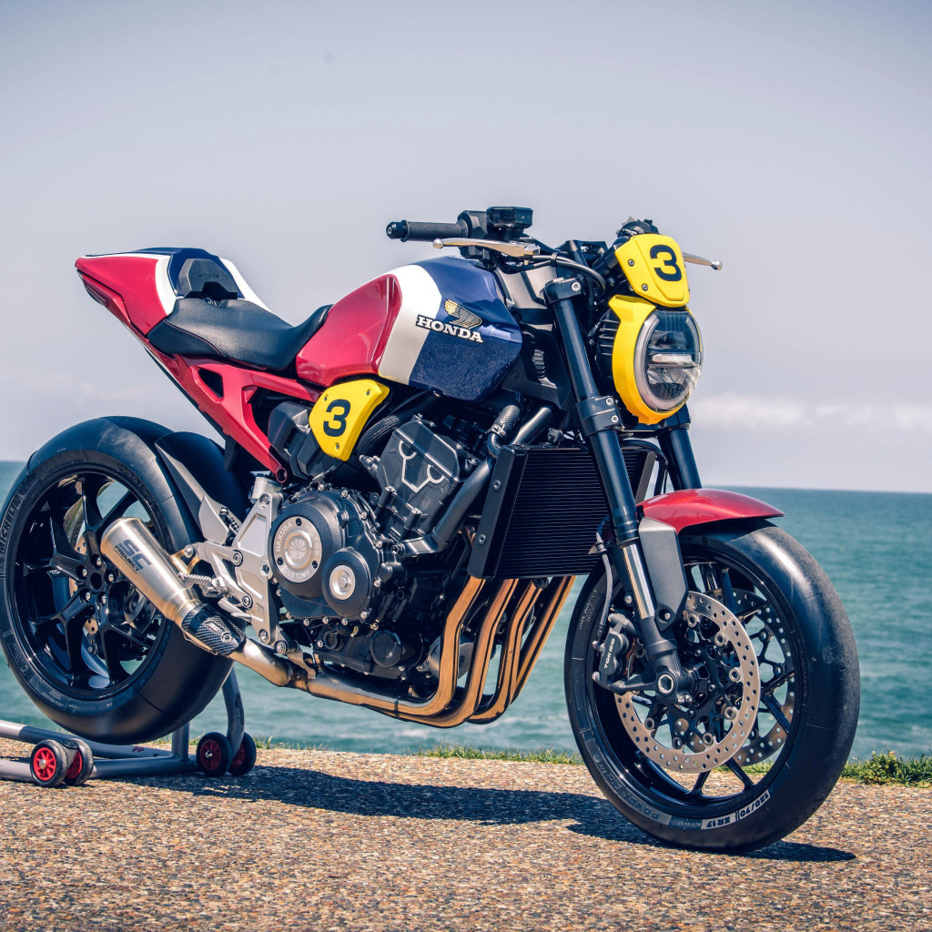 Мотоцикл  Honda CB1000R 2019 года у моря