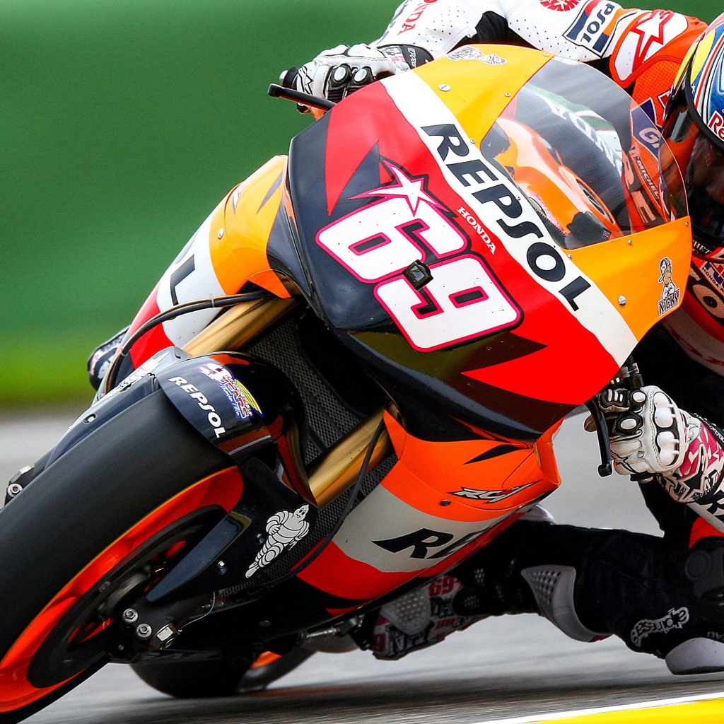 Мотоциклист на мотоцикле Honda MotoGP 2019 года на гоночной трассе