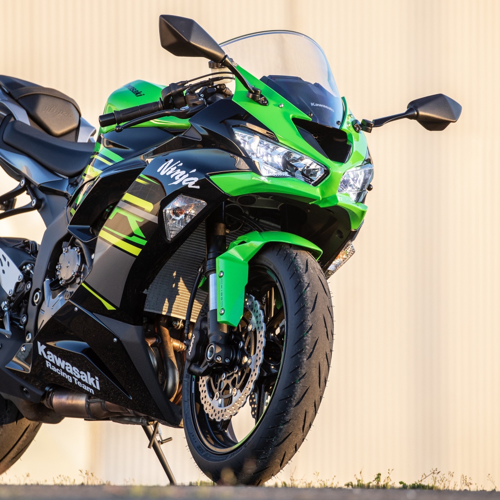 Мотоцикл Kawasaki Ninja ZX-6R 2019 года у стены