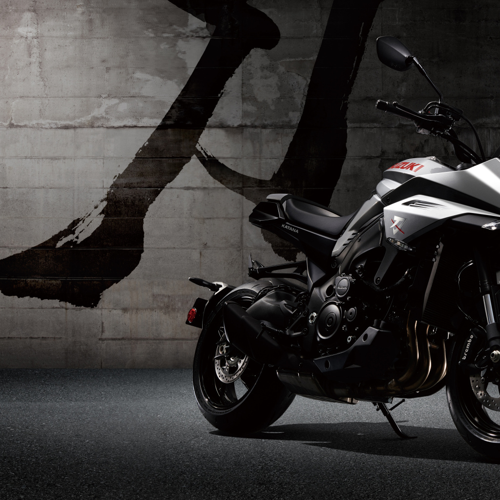 Мотоцикл  Suzuki GSX-S1000S Katana, 2019 года на фоне стены
