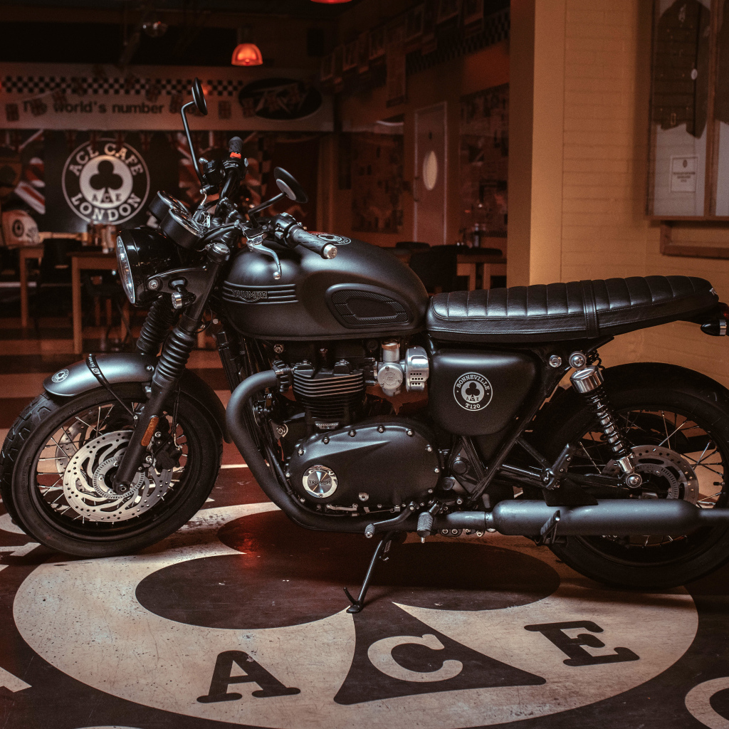 Черный мотоцикл Triumph Bonneville T120, 2019 года