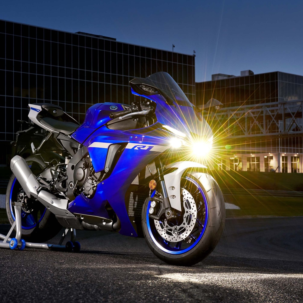 Мотоцикл Yamaha YZF-R1 2020 года с включенной фарой