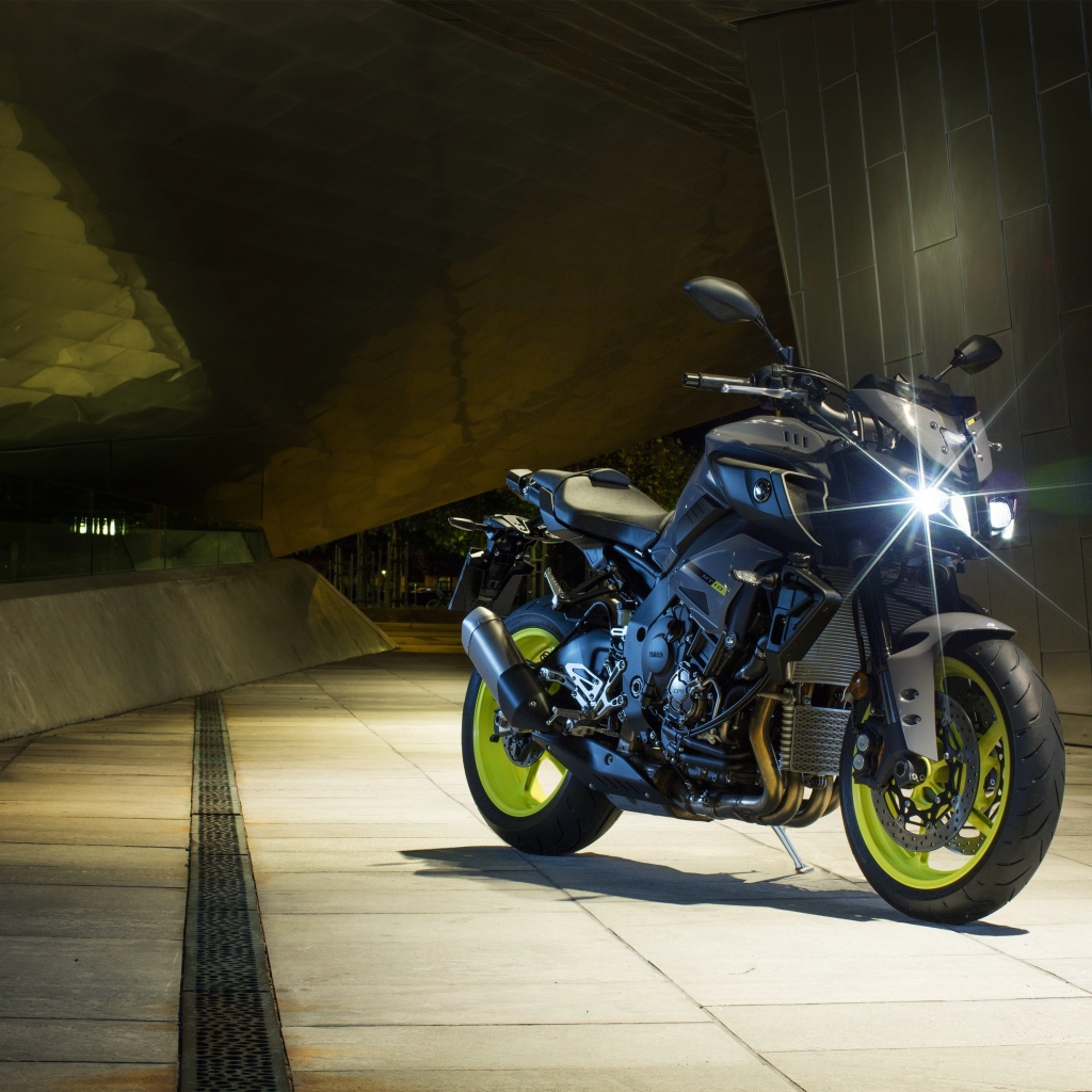 Мотоцикл Yamaha MT-10 с включенной фарой 