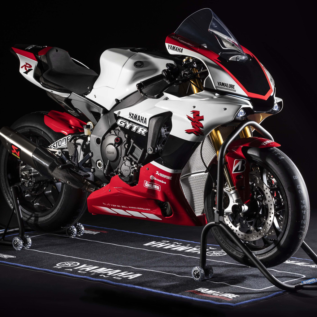 Мотоцикл Yamaha YZF-R1 GYTR, 2019 года на черном фоне