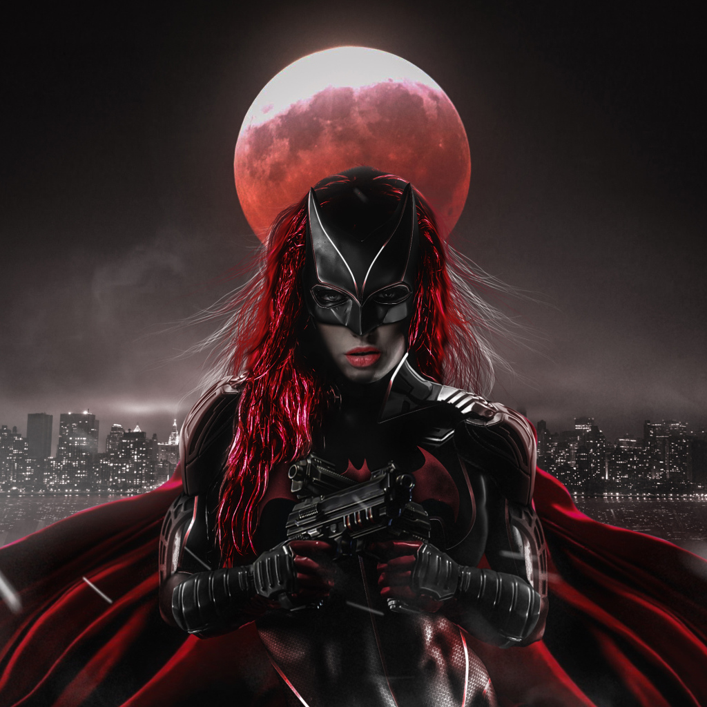 Персонаж Бэтвумен на фоне луны