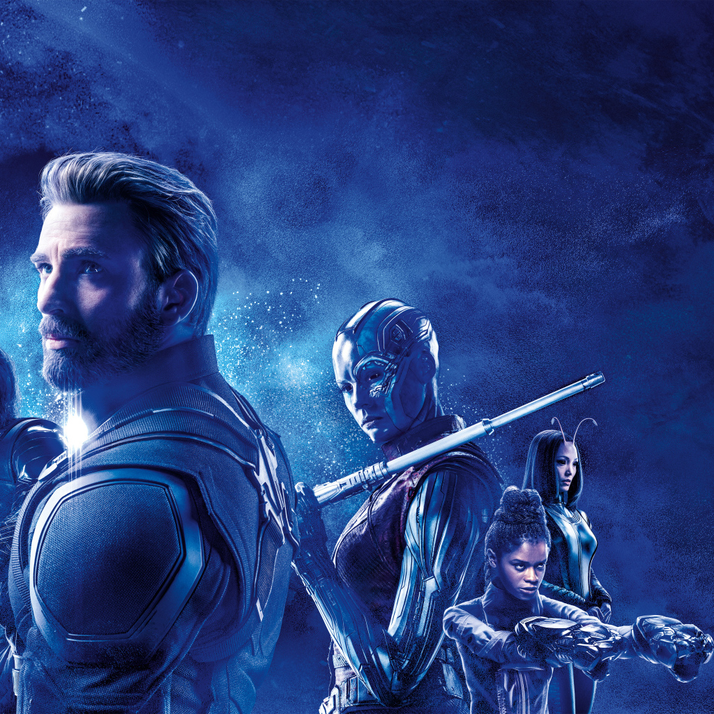 Персонажи фильма Мстители: Финал на фоне голубой галактики 