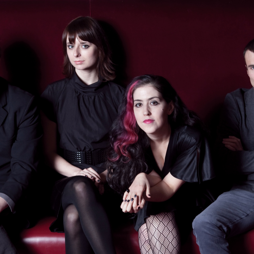 Американская группа Freezepop в черных нарядах