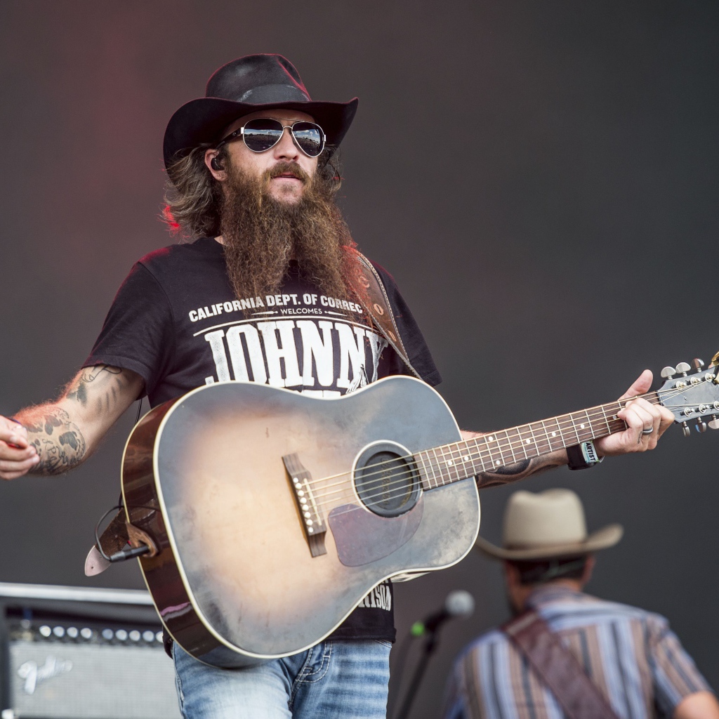 Американский певец Коди Джинкс с гитарой на сцене