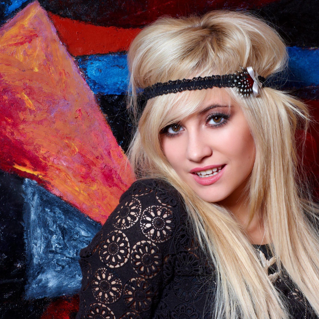 Красивая блондинка, певица Пикси Лотт с повязкой на голове