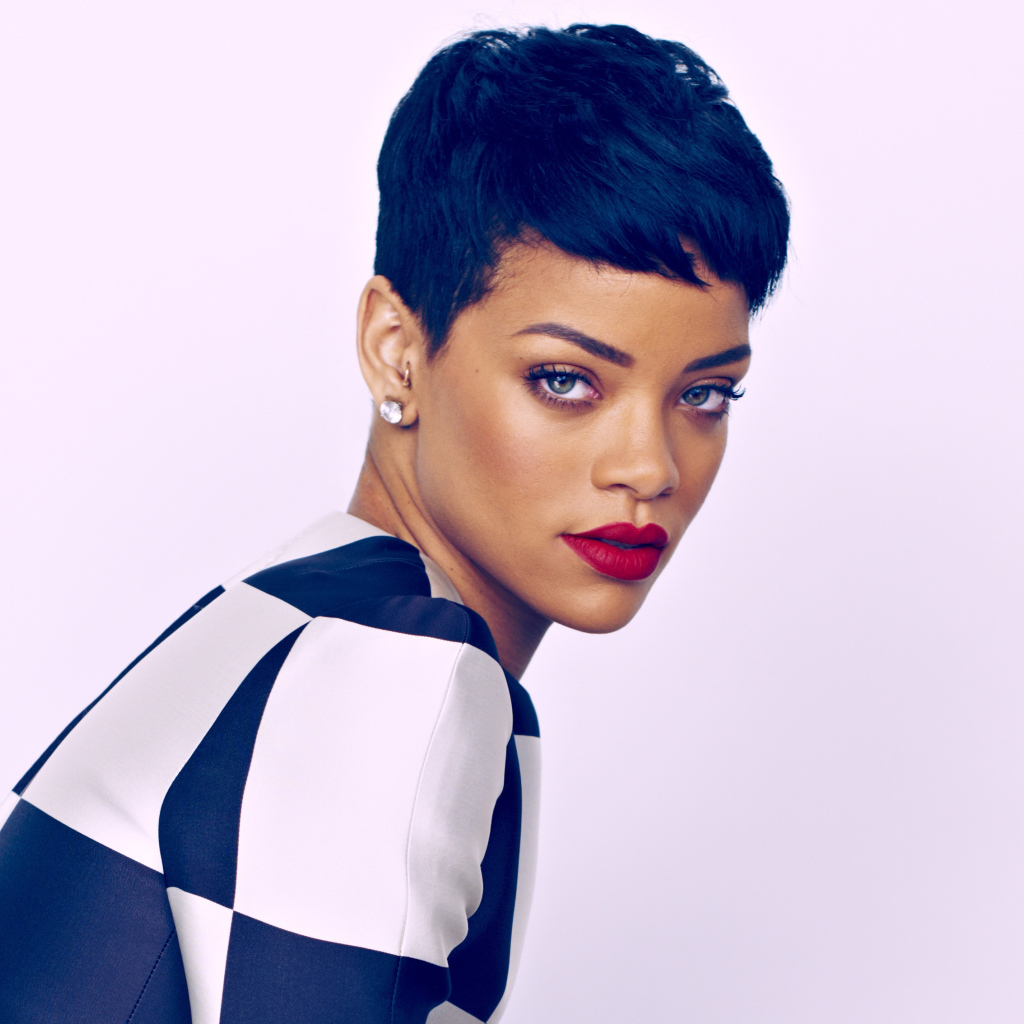 Красивая яркая брюнетка, певица Рианна с короткой стрижкой