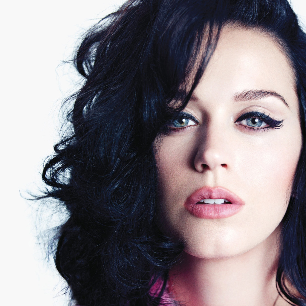 Красивая брюнетка, певица Кэти Перри лицо крупным планом