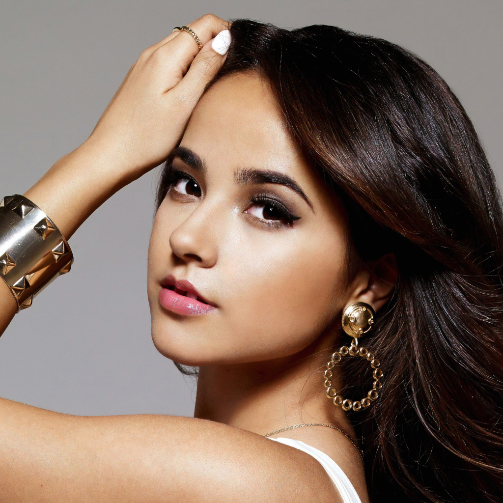 Красивая девушка, певица Бекки Джи на сером фоне