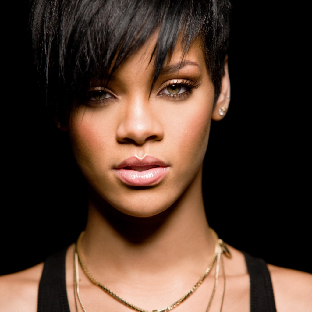 Красивая девушка певица Рианна с короткой стрижкой