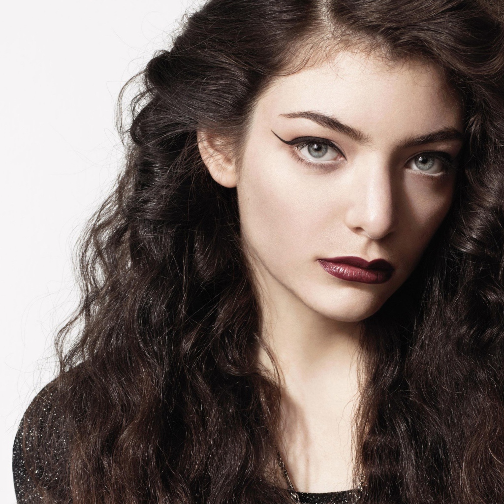 Красивая  длинноволосая девушка, певица Лорд