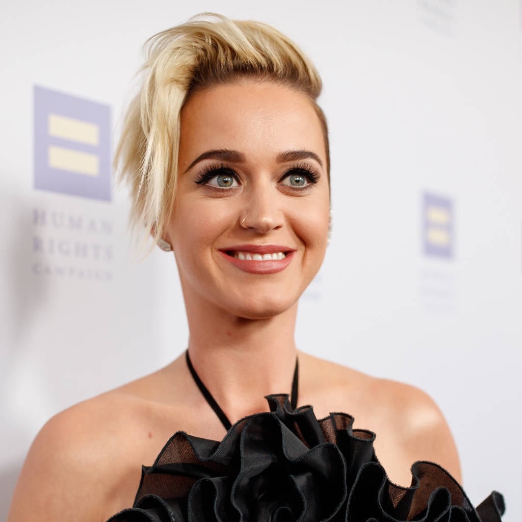 Красивая улыбающаяся девушка, певица Кэти Перри