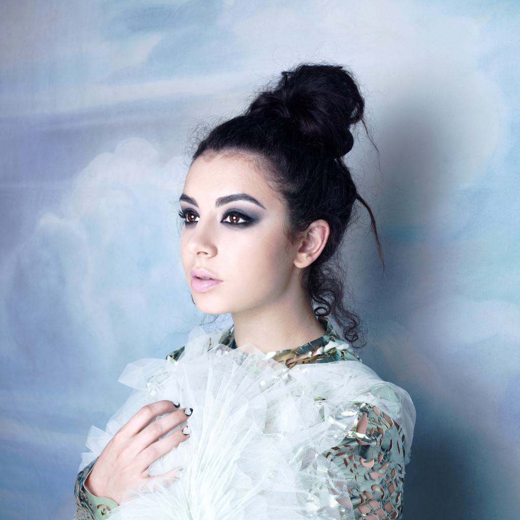 Красивая молодая девушка исполнительница Charli XCX 