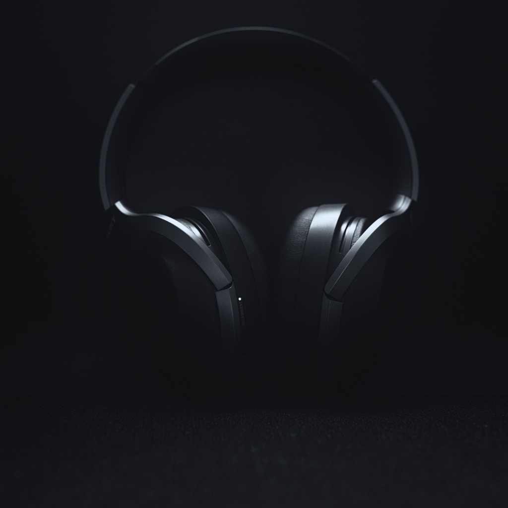 Черные большие наушники на черном фоне