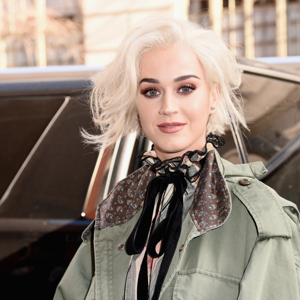 Блондинка Кэти Перри у машины