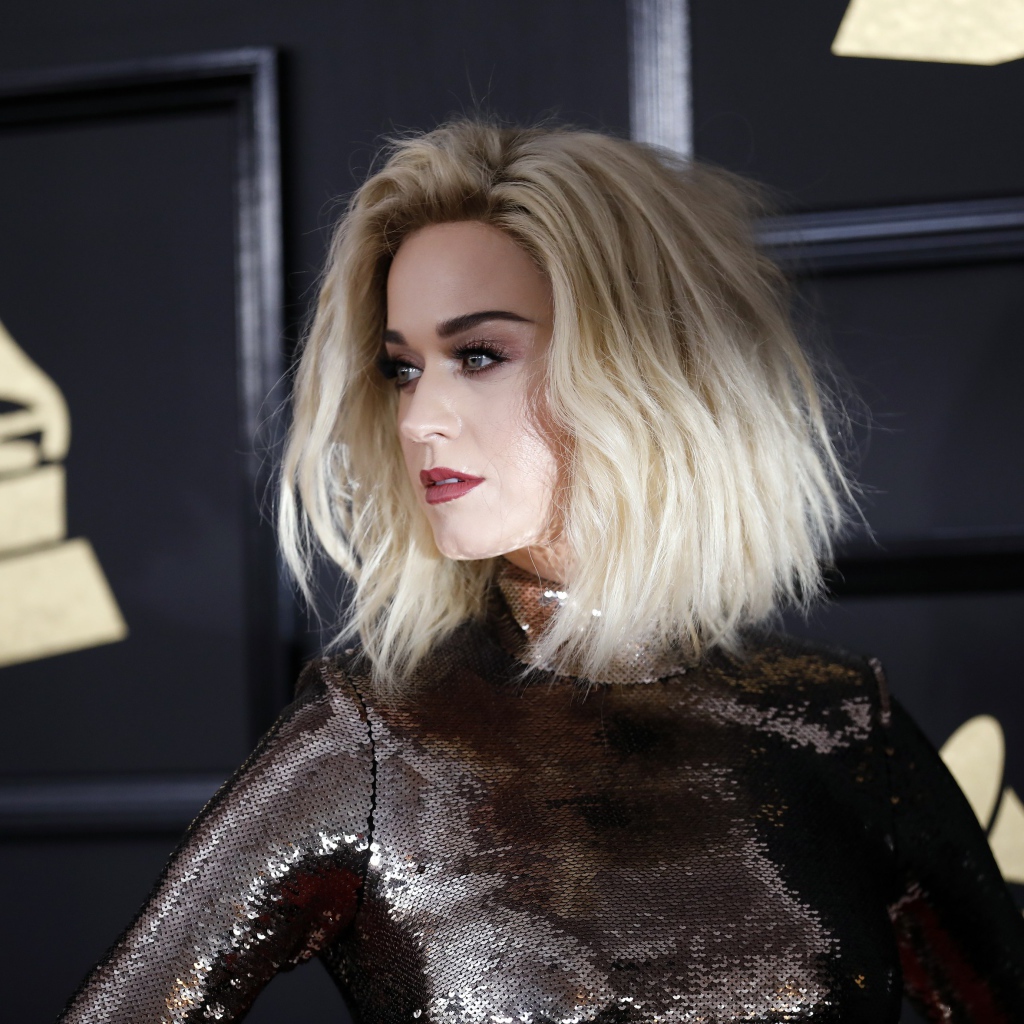 Блондинка Кэти Перри в блестящем платье