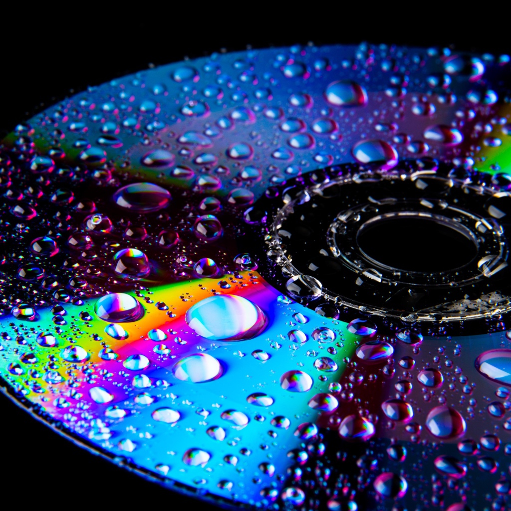 Яркая поверхность диска в каплях воды