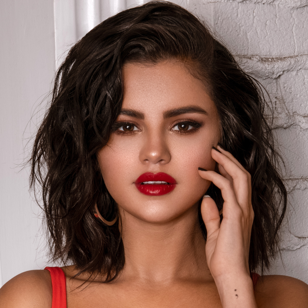 Яркая горячая девушка, певица Селена Гомес у стены 