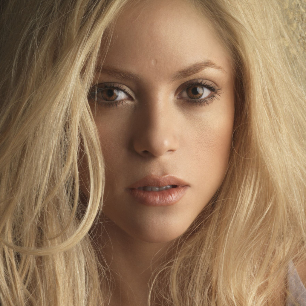 Кареглазая девушка, певица Шакира у стены