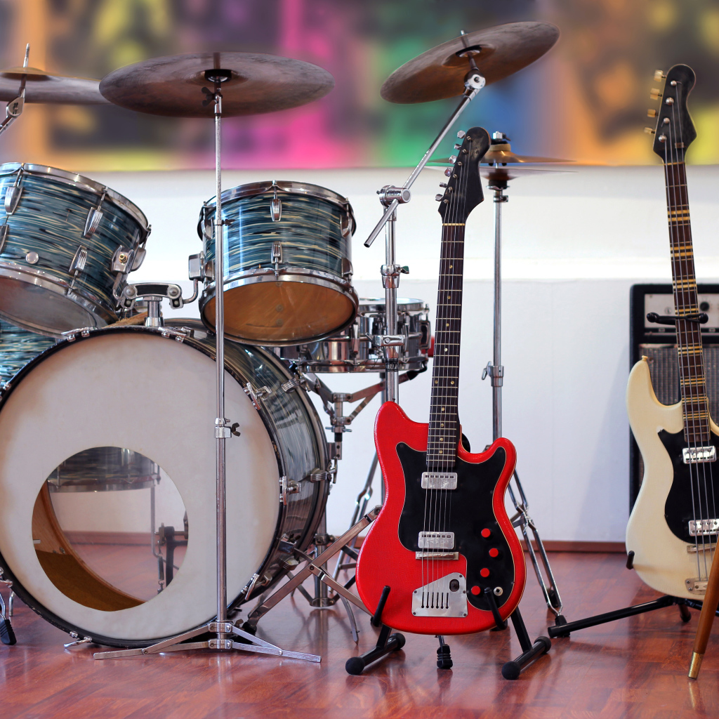Барабаны и электро гитары на сцене 