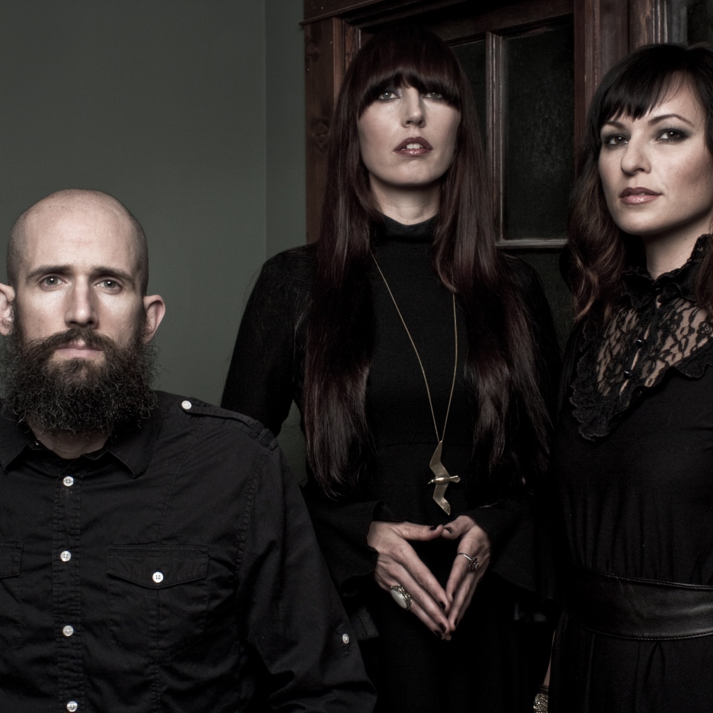 Участники музыкальной группы Ides Of Gemini в черных нарядах