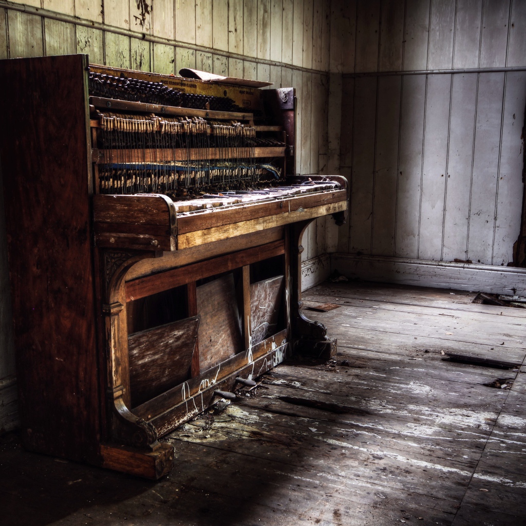 Старое пианино в комнате заброшенного дома