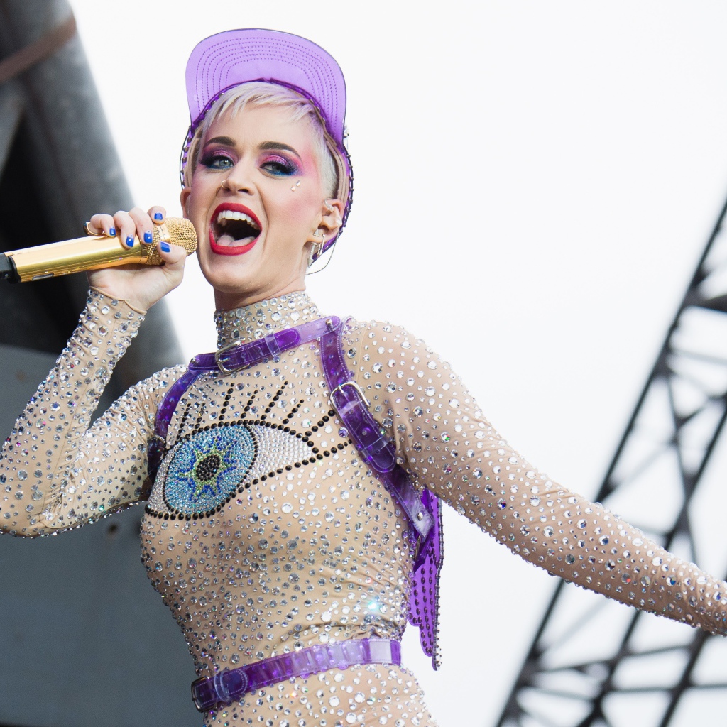 Эпатажная певица Кэти Перри выступает на сцене