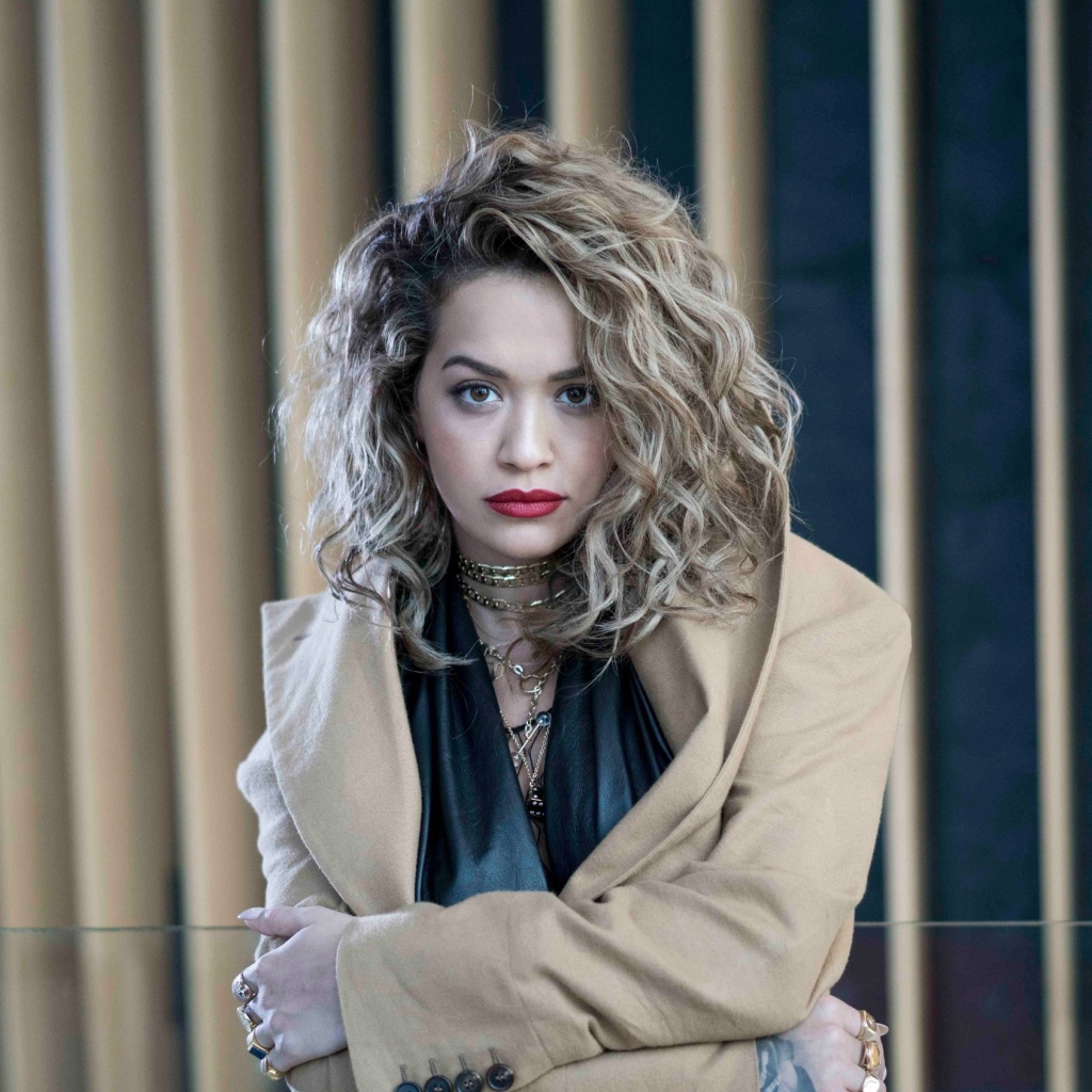 Популярная исполнительница Рита Ора в пальто 