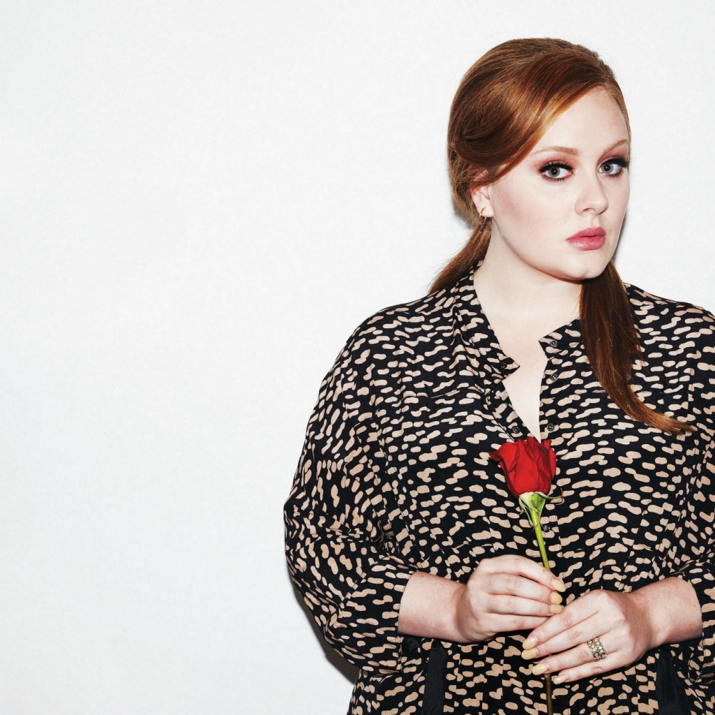 Певица Адель с красной розой в руке