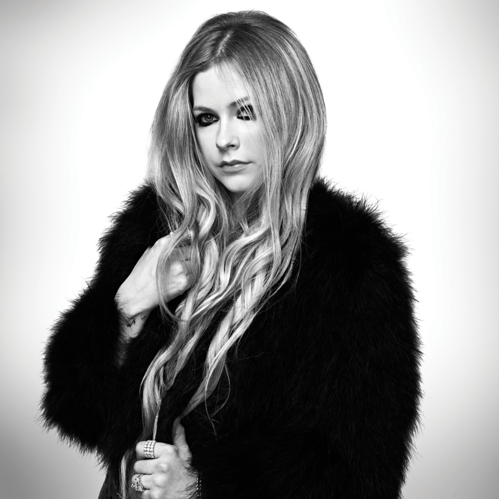 Певица Аврил Лавин в шубе черно - белое фото 