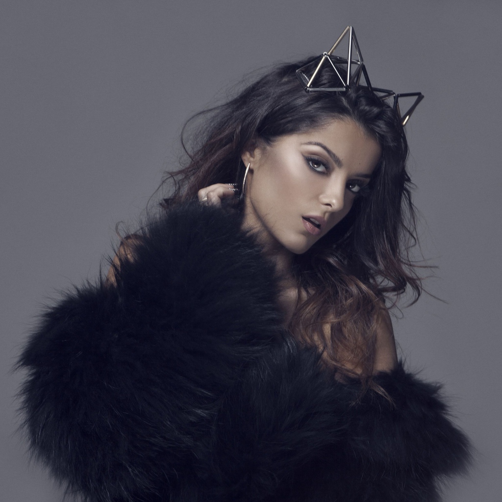 Певица Биби Рекса на сером фоне