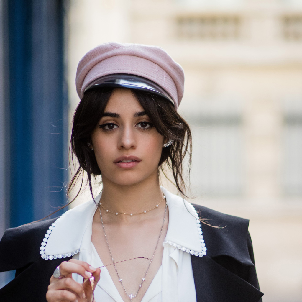 Певица Камила Кабельо в кепке