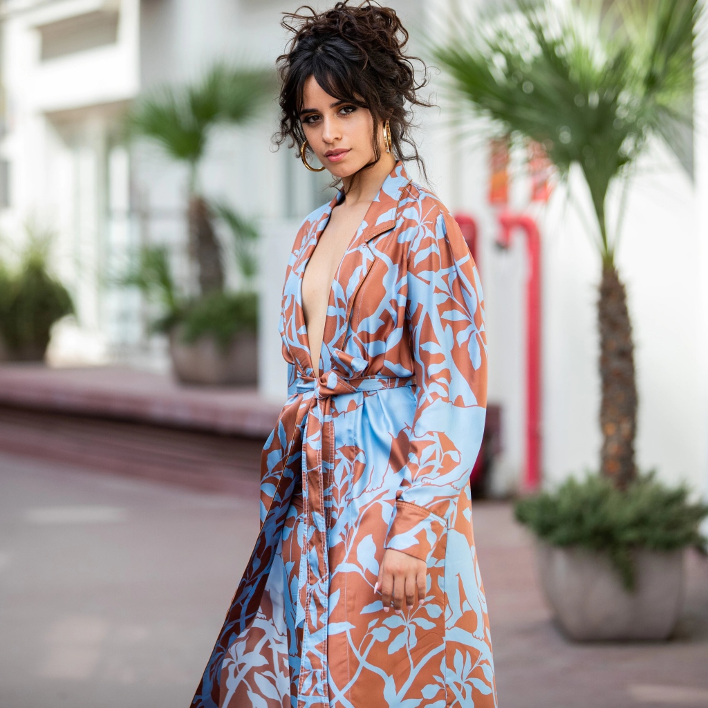 Певица Камила Кабельо в пальто на улице