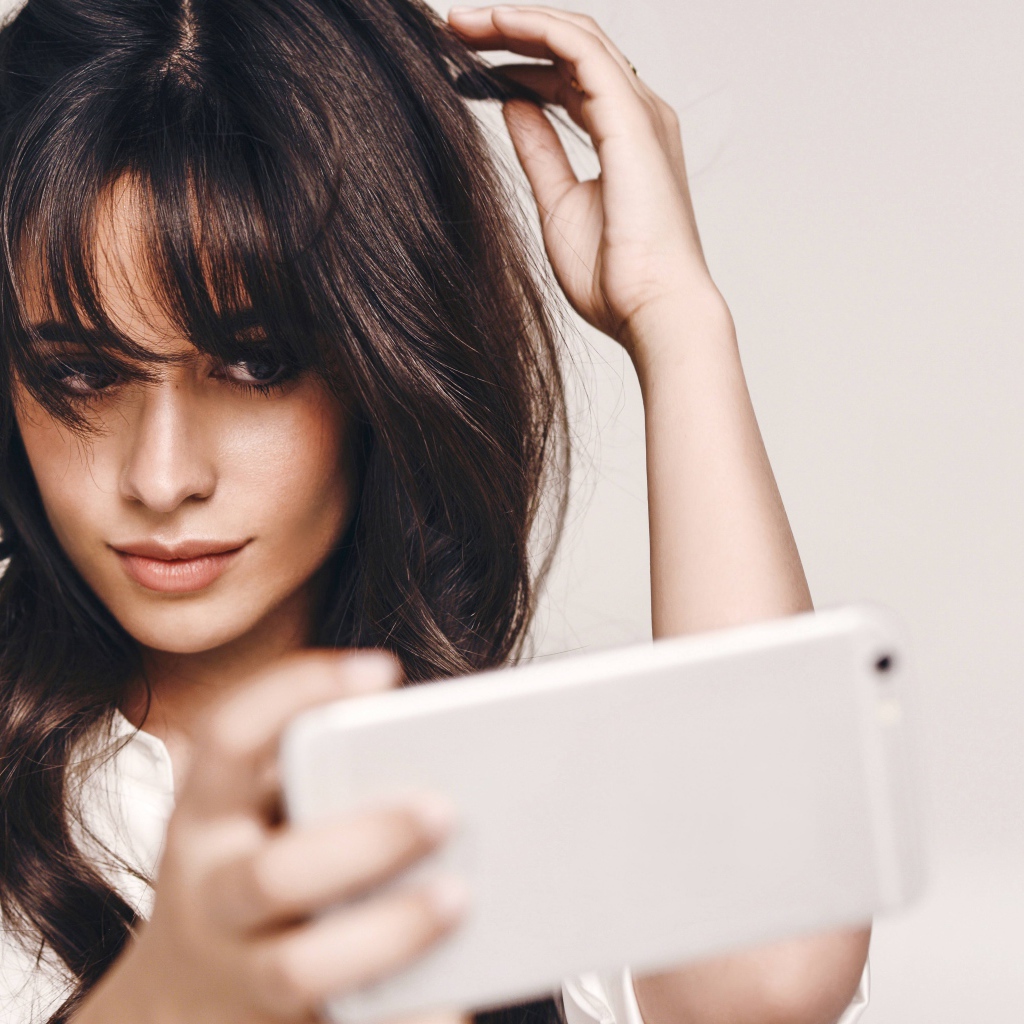 Певица Камила Кабельо делает селфи 