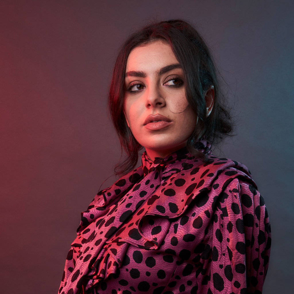 Певица Charli XCX на сером фоне