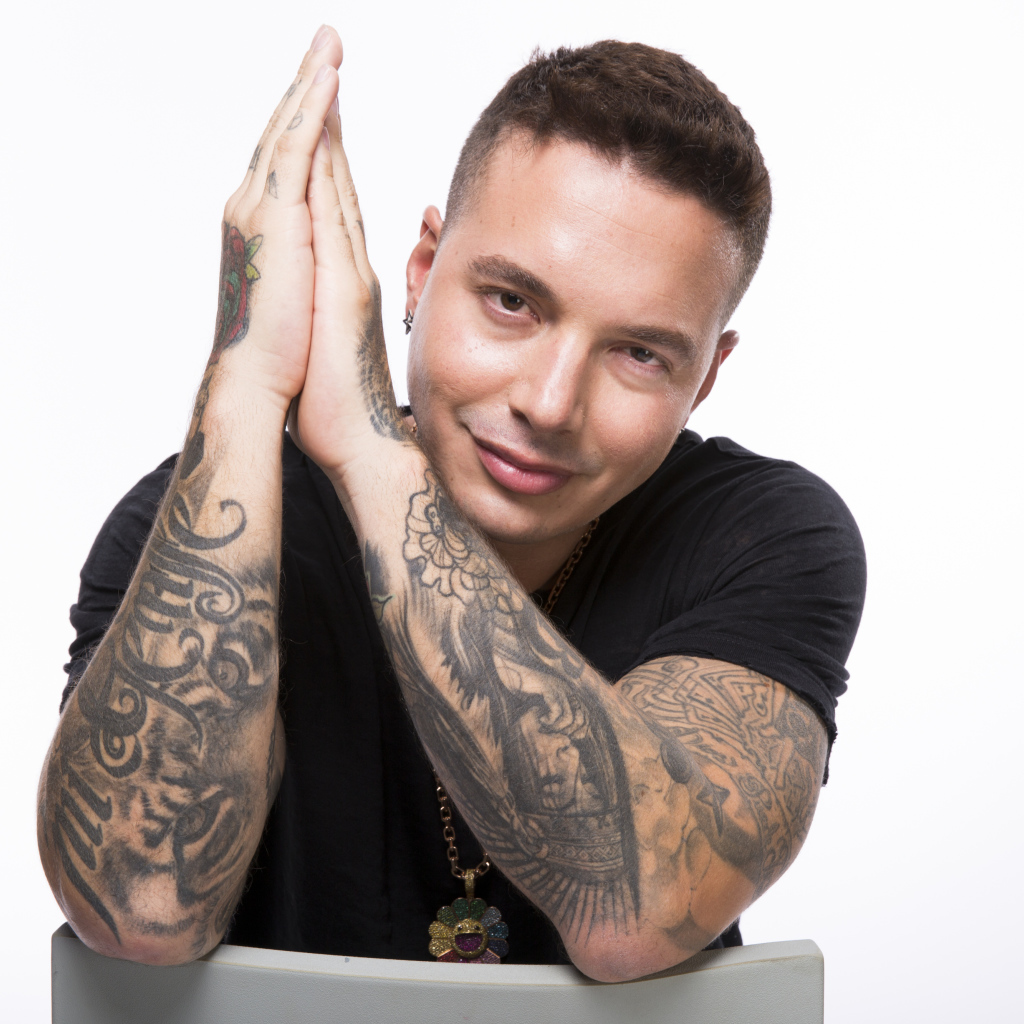 Певец Джей Бальвин с татуировками на руках