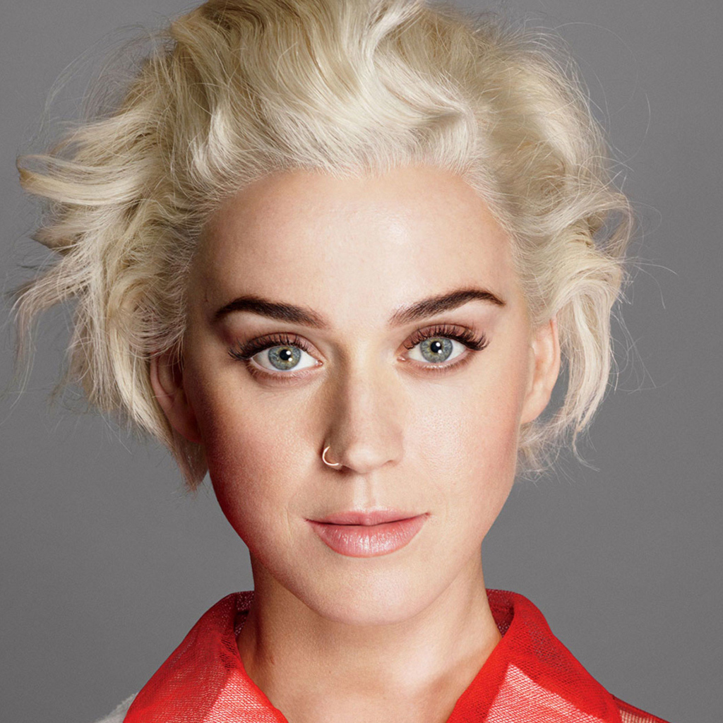 Певица Кэти Перри с короткой стрижкой на сером фоне