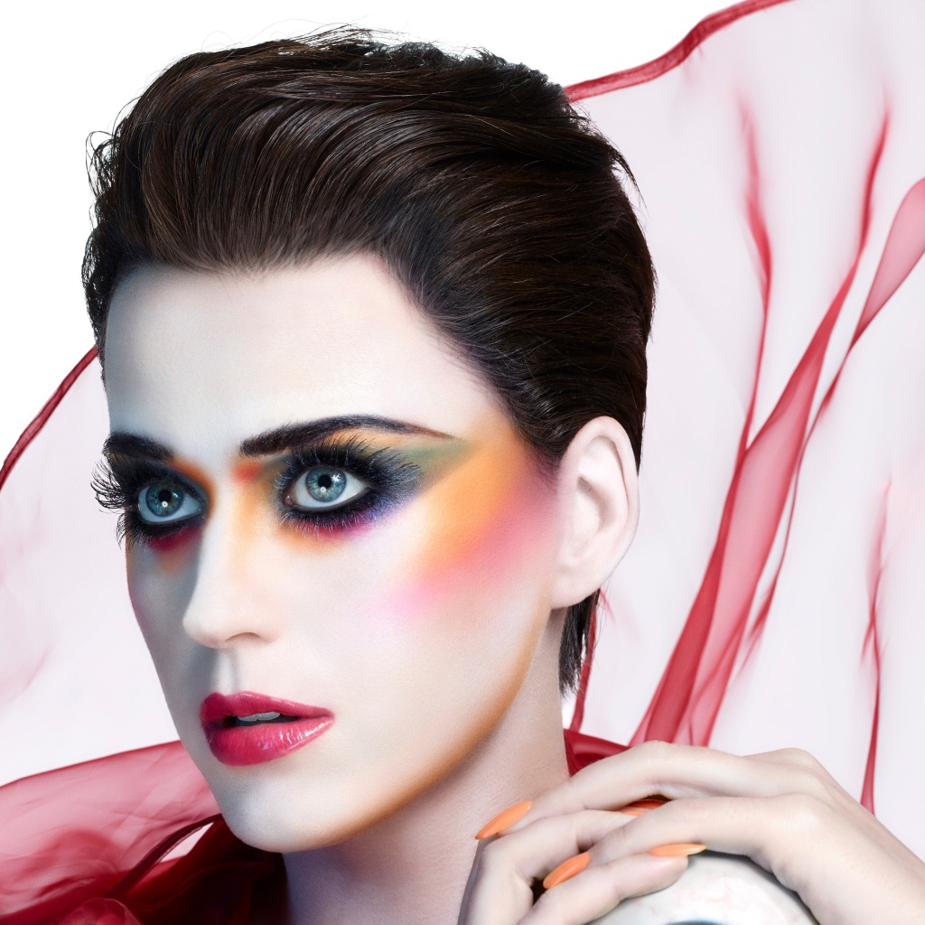 Певица Кэти Перри с ярким макияжем