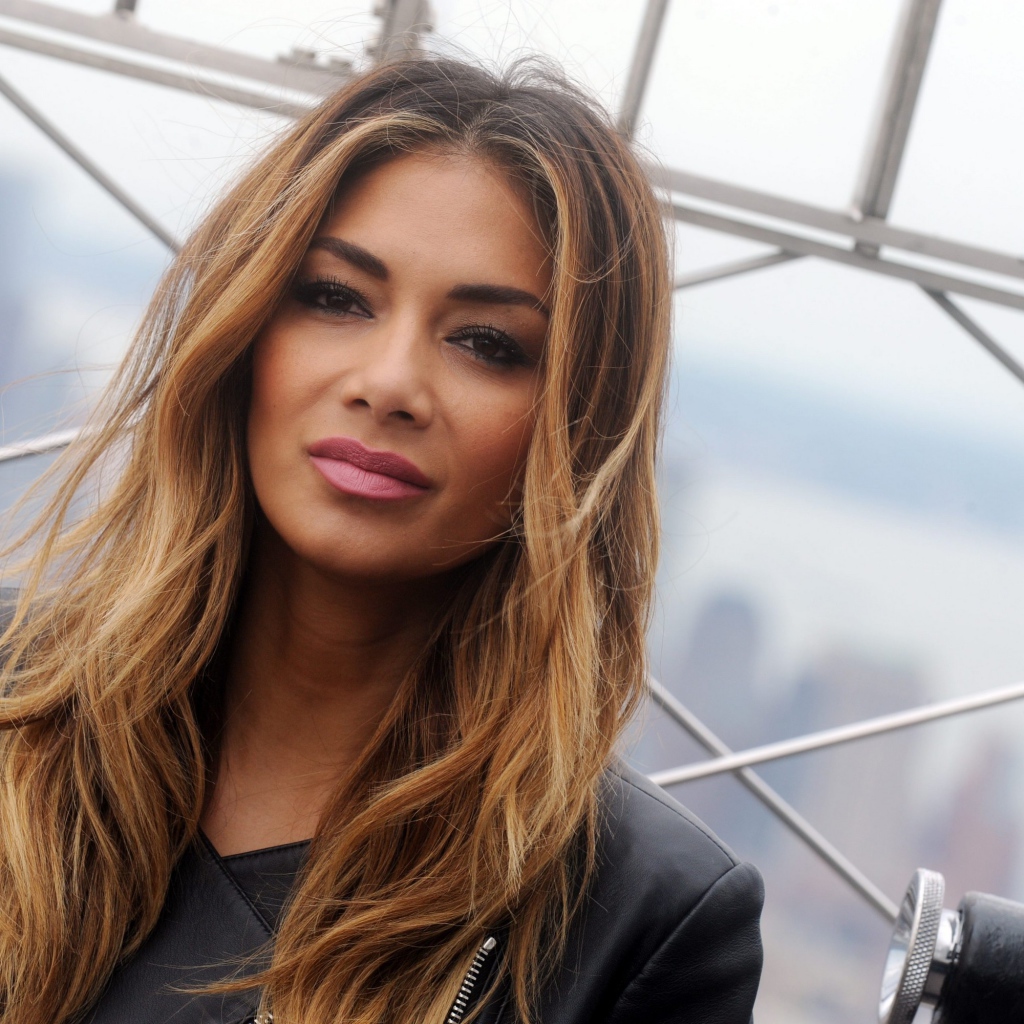 Певица Николь Шерзингер с карими глазами