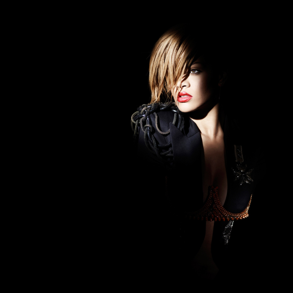 Певица Рианна в тени на черном фоне