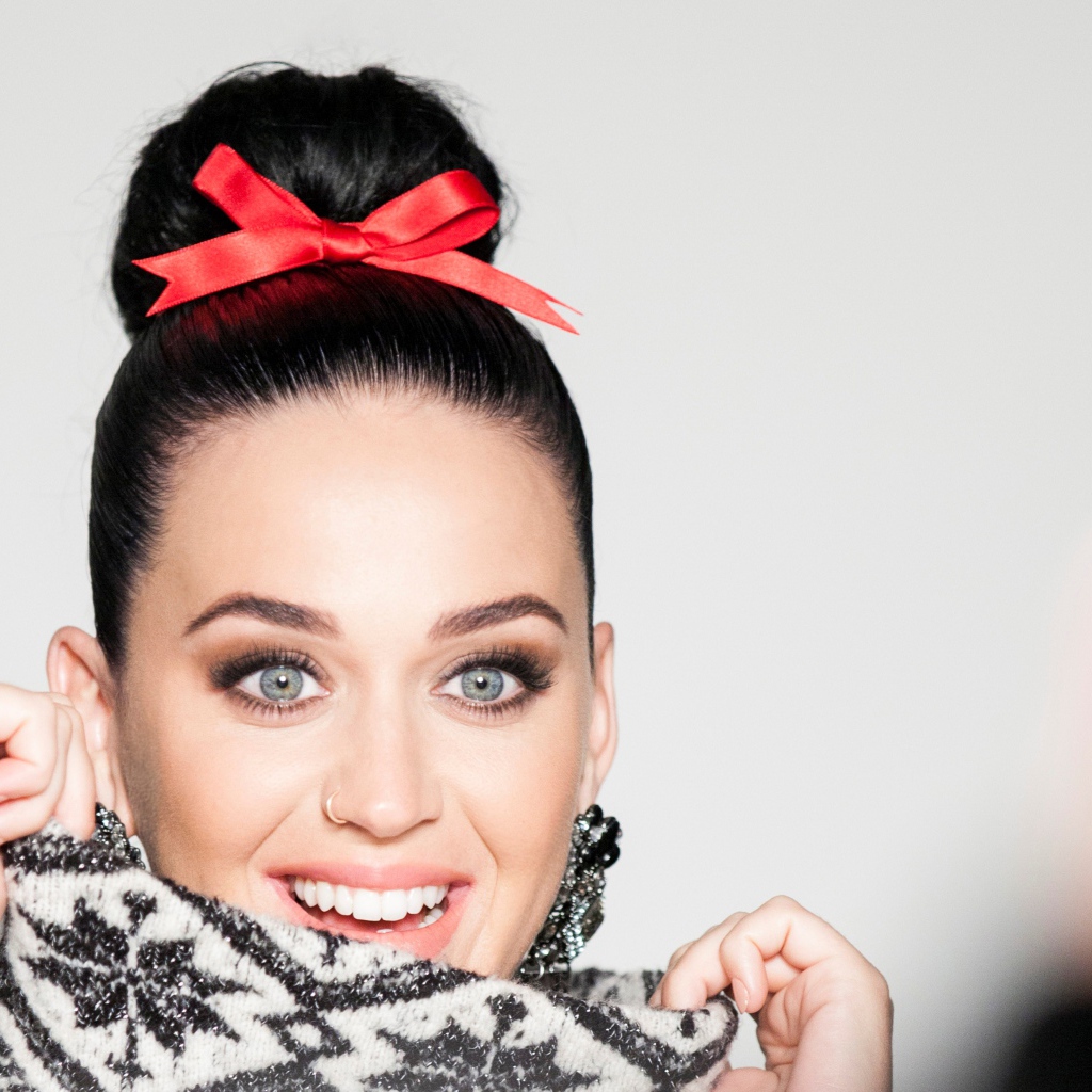 Улыбающаяся голубоглазая брюнетка Кэти Перри 