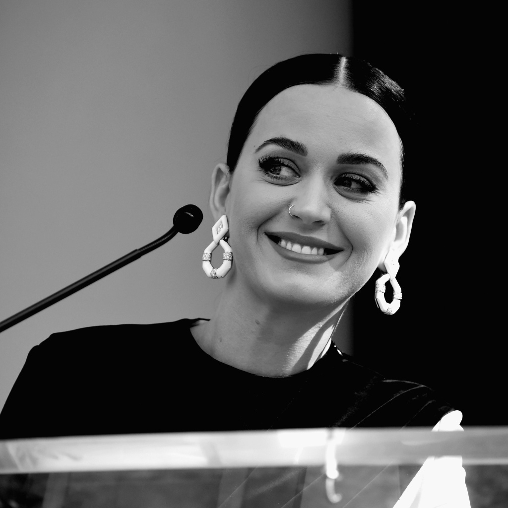 Улыбающаяся девушка певица Кэти Перри 