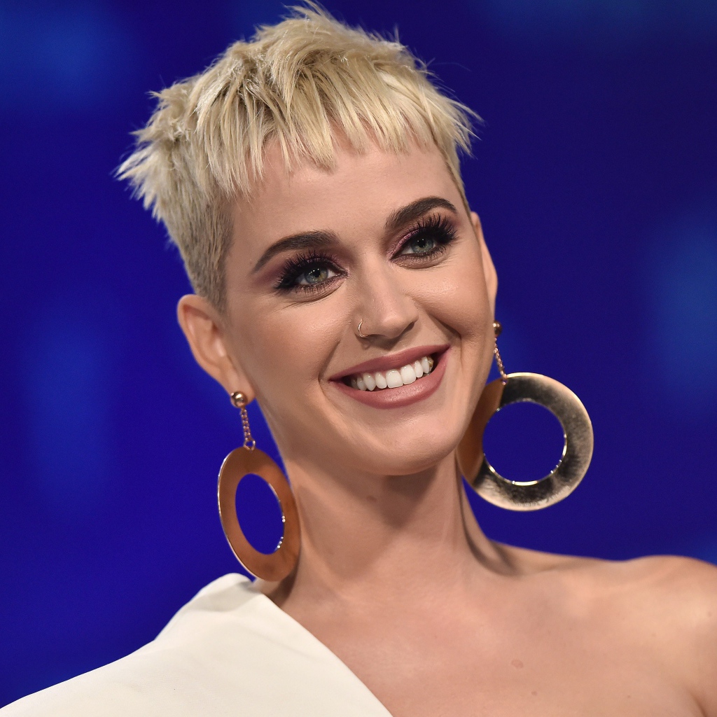 Улыбающаяся короткостриженная блондинка, певица Кэти Перри