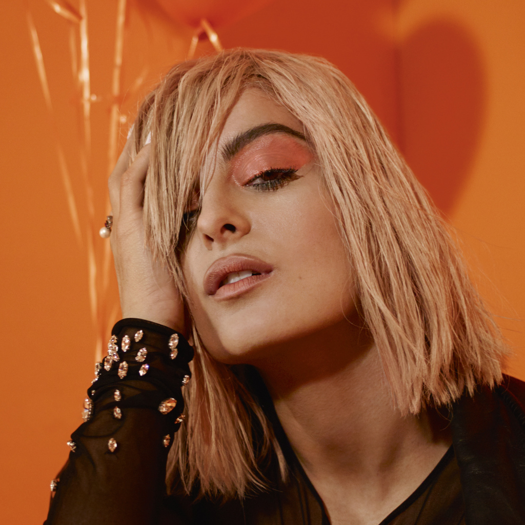 Эффектная певица Биби Рекса в черной кожаной куртке